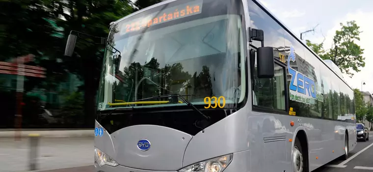 Elektryczny autobus BYD jeździ po Warszawie