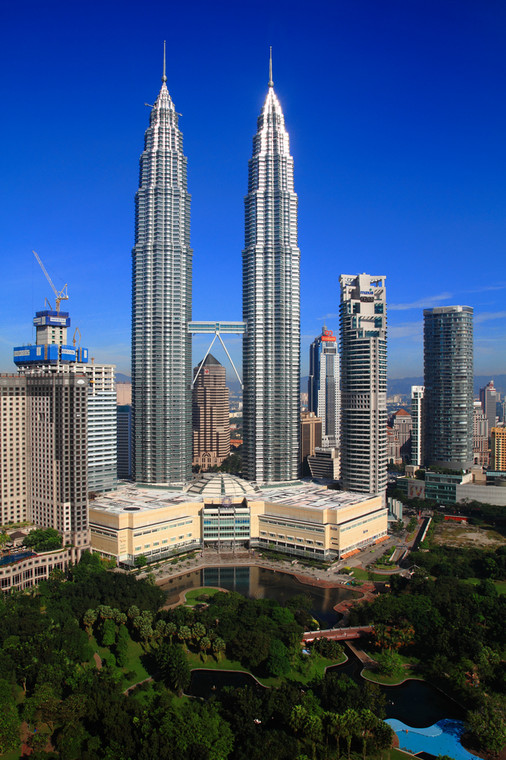 Bliźniacze wieże Petronas Towers w stolicy Malezji, Kuala Lumpur, sięgają 452 m n.p.m. Ich budowę zakończono w 1998 roku. fot. Shutterstock.