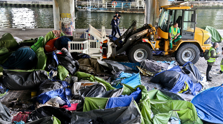 A több száz sátrat buldózerek tették a földdel egyenlővé /Fotó: AFP