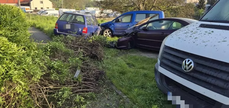 Policjanci zatrzymali uciekiniera. Stracił panowanie nad autem i rozbił dwa samochody