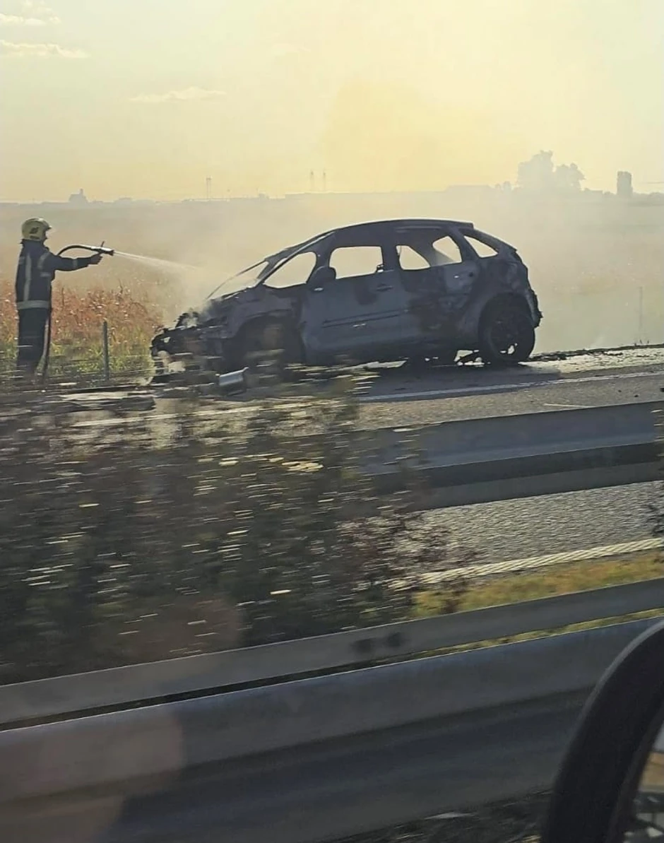 Izgoreo automobil kod Inđije