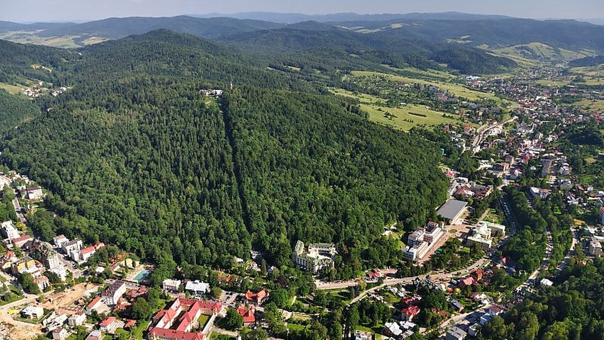 "Polska Gazeta Krakowska": Z drogą łączącą Nowy Sącz i Krynicę może stać się to samo, co z trasą do Gródka nad Dunajcem. Niemal połowy jezdni w miejscowości Kotów już nie ma - zabrało ją osuwisko.