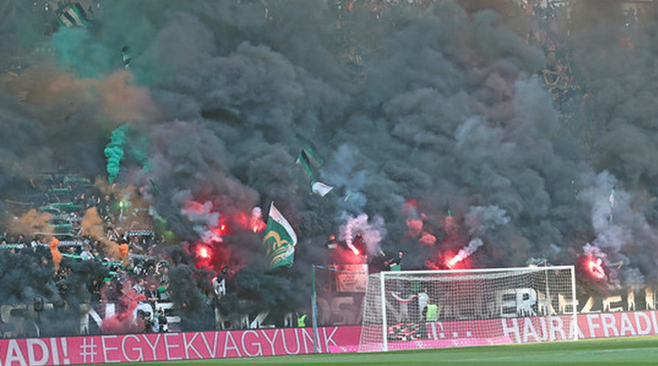 Egy hanggránát robbant fel egy kisfiú kezében a lelátón /Fotó: Isza Ferenc