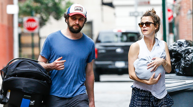 Keri Russell és Matthew Rhys a picivel /Fotó: Northfoto