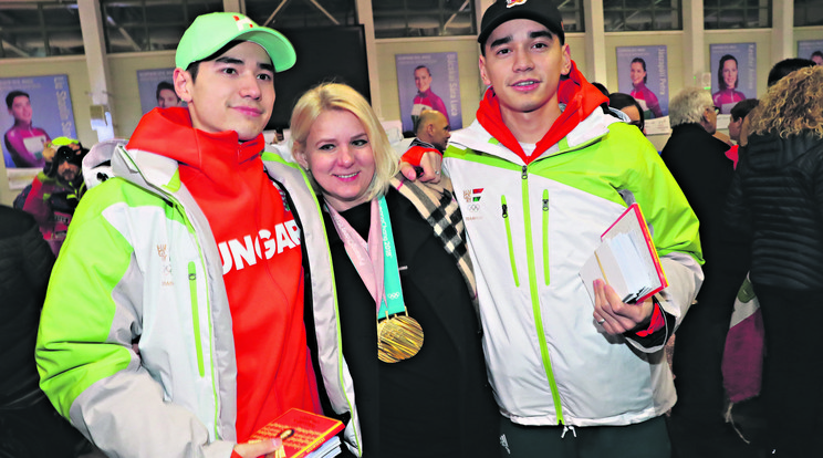 Liu Shaoang (balra) és Liu
Shaolin Sándor büszke édesanyjukkal fotózkodott
az olimpikonok hazatérésére rendezett ünnepségen /Fotó: Weber Zsolt