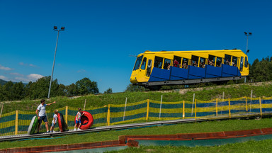 74 turystów ewakuowali strażacy z wagoników kolei na górę Żar