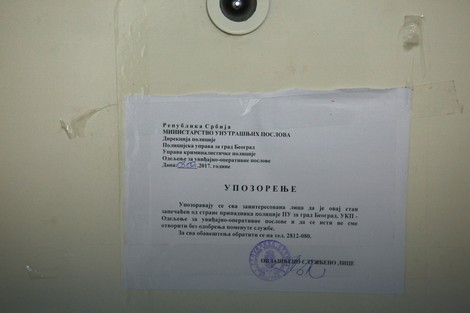 Obaveštenje MUP-a na zapečaćenim vratima