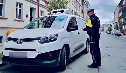 Policjanci zatrzymali kierowcę Toyoty. Po 16-latka przyjechał ojciec. Trzeba było wdrożyć specjalną procedurę