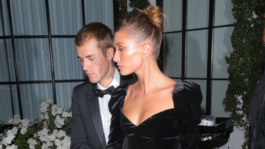 Justin i Hailey Bieber na imprezie w niezwykłych kreacjach. Uwagę przykuwa jeden szczegół  