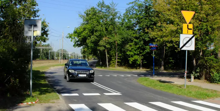 Jak przejechać skrzyżowanie z pierwszeństwem łamanym?