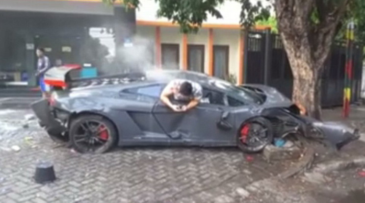 Egy fa állította meg a Lamborghini-t / Fotó: Facebook