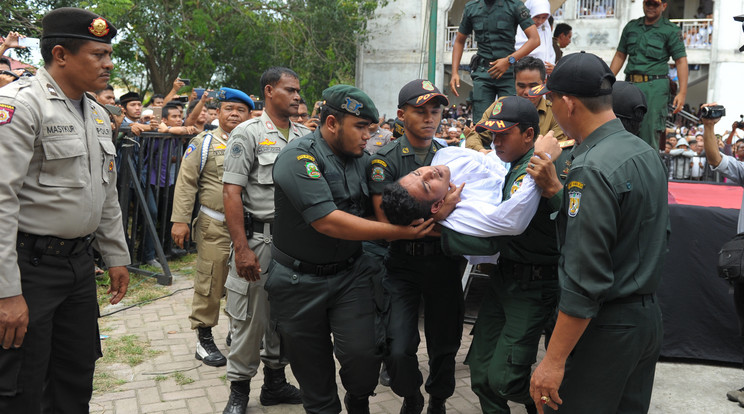 A vallási rendőrség emberei vitték el az eszméletlen férfit / Fotó: AFP