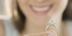Kobiety noszą fałszywe pierścionki zaręczynowe. Zdradzają, dlaczego to robią