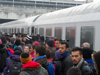 Uchodźcy oczekujący na pociąg do Düsseldorfu na stacji w Pasawie, Niemcy, 3.11.2015