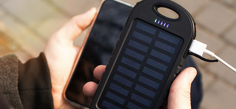 Żeby naładować telefon wystarczy słońce. Solarny powerbank sprawdzi się w podróży i w domu