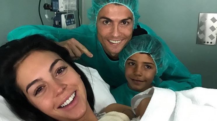 A Real Madrid ásza Cristiano Juniorral, valamint Alana Martinát világra hozó párjával, Georginával /Fotó: Northfoto