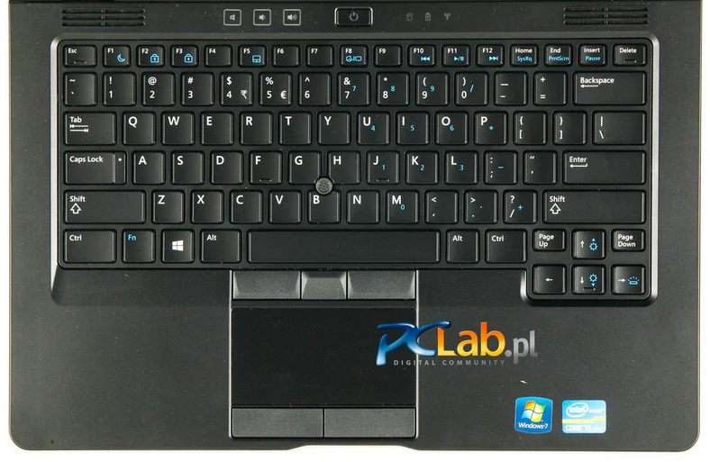 Podświetlana klawiatura ma cylindryczne klawisze, znane z desktopowych konstrukcji