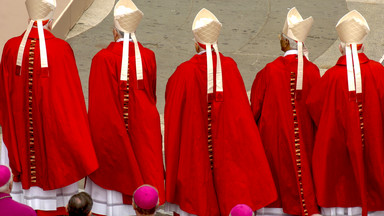 Policjanci w strojach  księży złapali oszustów przebranych za  kardynałów