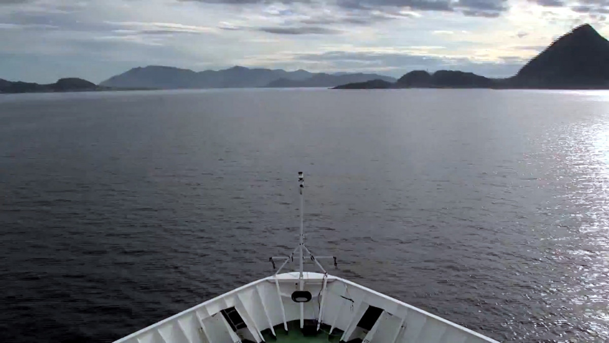 Wystarczy trochę przyspieszyć nagranie z pokładu Norweskiego Ekspresu Przybrzeżnego, a ujrzymy całą podroż z Bergen do Kirkenes, nie tracąc na to kilku dni życia.