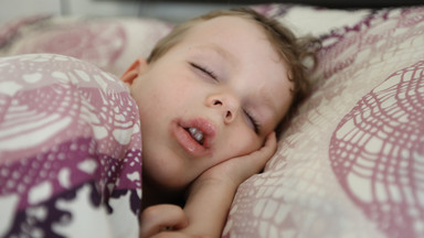 Gdy dziecko śpi z otwartą buzią – czy mamy powody do niepokoju?