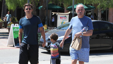 Orlando Bloom na spacerze z synkiem i ojcem