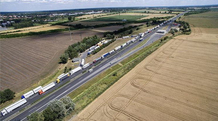 Araszolgatva lehet átjutni a határon /Fotó: MTI