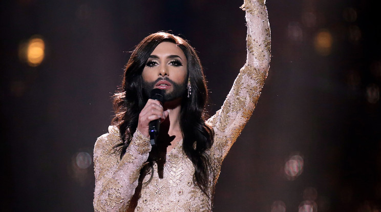 Thomas Neuwirth, azaz Conchita Wurst szakállasan, női ruhában nyert a 2014-es Eurovíziós Dalfesztiválon / Fotó: AFP