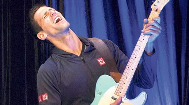 Novak Djokovics az ütőt gitárra cserélte