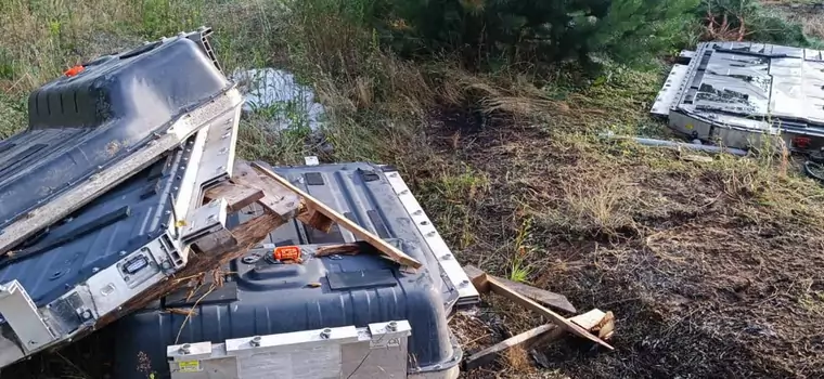 Baterie porzucone w lesie pod Wołominem prawdopodobnie zostały ukradzione. Po raz drugi