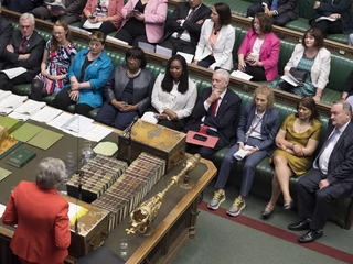 Jeremy Corbyn, lider laburzystów (na zdjęciu przysłuchuje się wystąpieniu premier Theresy May czwarty od prawej w pierwszym rzędzie) zapowiada, że jego partia nie poprze ustawy. Londyn, 15 maja 2019 r.