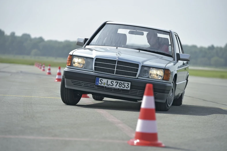 Sześciocylindrowy silnik zmienia charakter małego Mercedesa – z kompaktowej limuzyny staje się on czterodrzwiowym gran turismo. Niewielkie rozmiary i wrażenie skromności pozostały bez zmian.