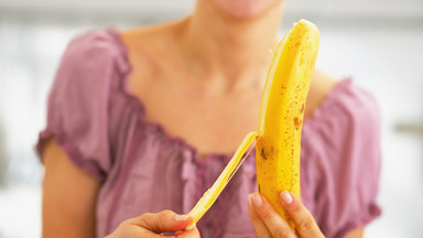 Ekspertka od savoir-vivre'u uczy, jak jeść banana. "Nie jak małpa"