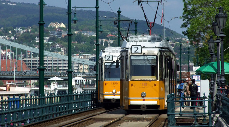 A villamos nem áll meg a Kossuth téren /Fotó: MTI Jászai Csaba