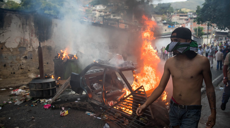  Venezuela utcáin hetek 
óta tüntetnek az elnök megbuktatásáért / Fotó: MTI/EPA