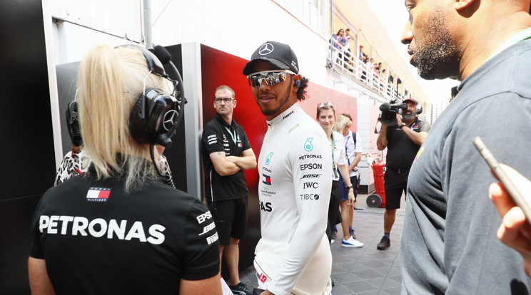 Lewis Hamilton nem csak a volán mögött tehetséges /Fotó: Fuszek Gábor