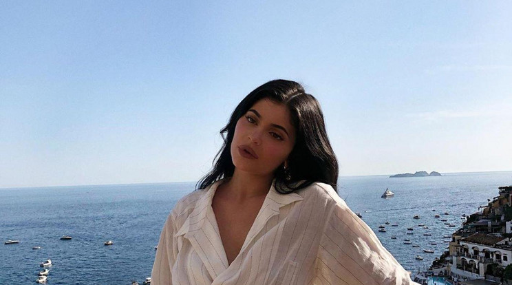 Kylie Jenner több emelet magasról vetette magát a vízbe / Fotó: Northfoto