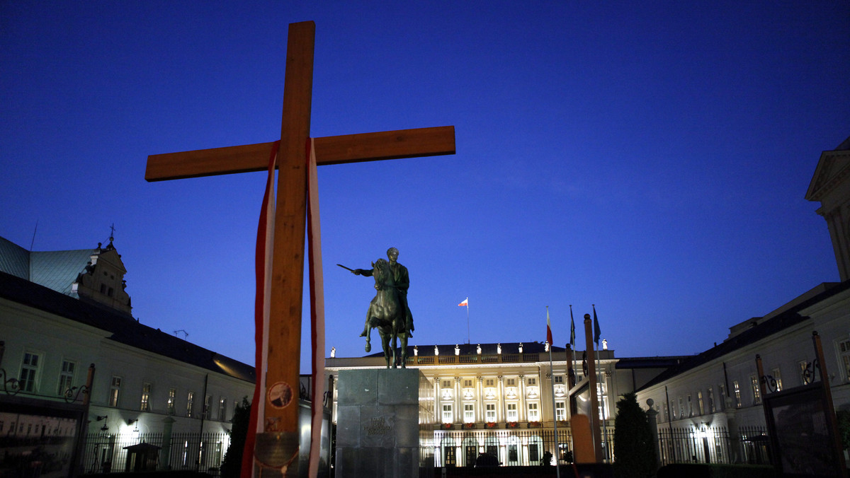 - Pamiętam tamte godziny, dni i tygodnie po katastrofie. Byliśmy tym przejęci. Jeśli pamięć o ofiarach i krzyż używa się bezpośrednio do polityki (...) to jest to poza granicami dobrego smaku i przyzwoitości - mówił premier Donald Tusk po spotkaniu z przedstawicielami klubów parlamentarnych, poświęconemu sytuacji finansów państwa. Tymi słowami szef rządu skomentował spór wokół krzyża stojącego przed Pałacem Prezydenckim.