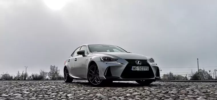 Lexus IS300h F Sport Edition – klasa średnia w hybrydowym wymiarze