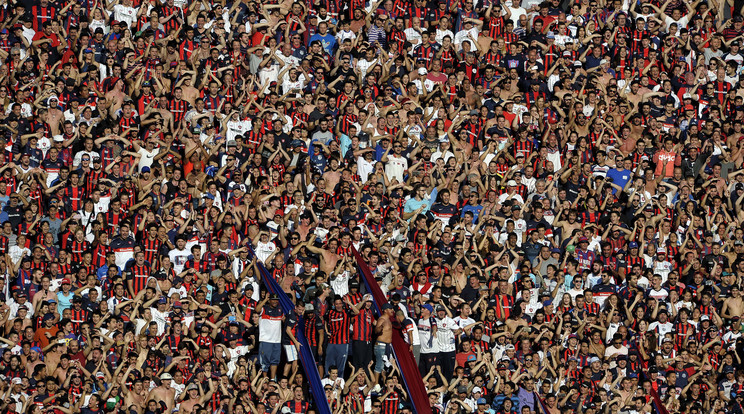 A San Lorenzo fanatikusai rendszeresen óriási bulit csapnak a stadionban - Enrique Iglesias zenéjére /Fotó: AFP