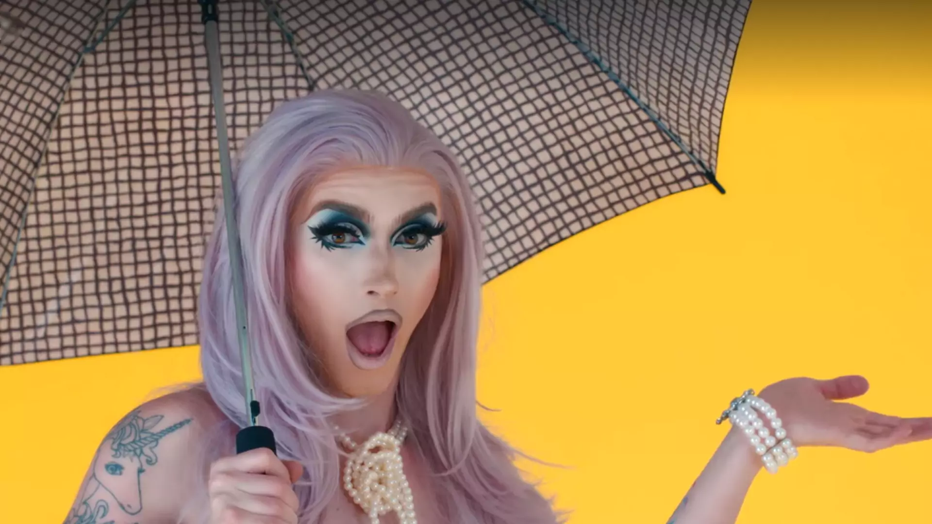 IKEA i drag queens udowadniają, że ciuchy można zrobić nawet z parasoli i zasłon od prysznica