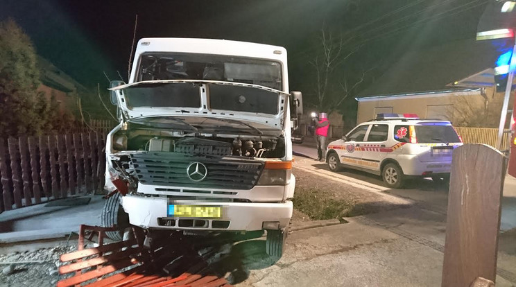 Tragédia Bicskén: meghalt a sofőr, aki vezetés közben lett rosszul, majd kerítésnek hajtott hat utasával /Fotó: Blikk