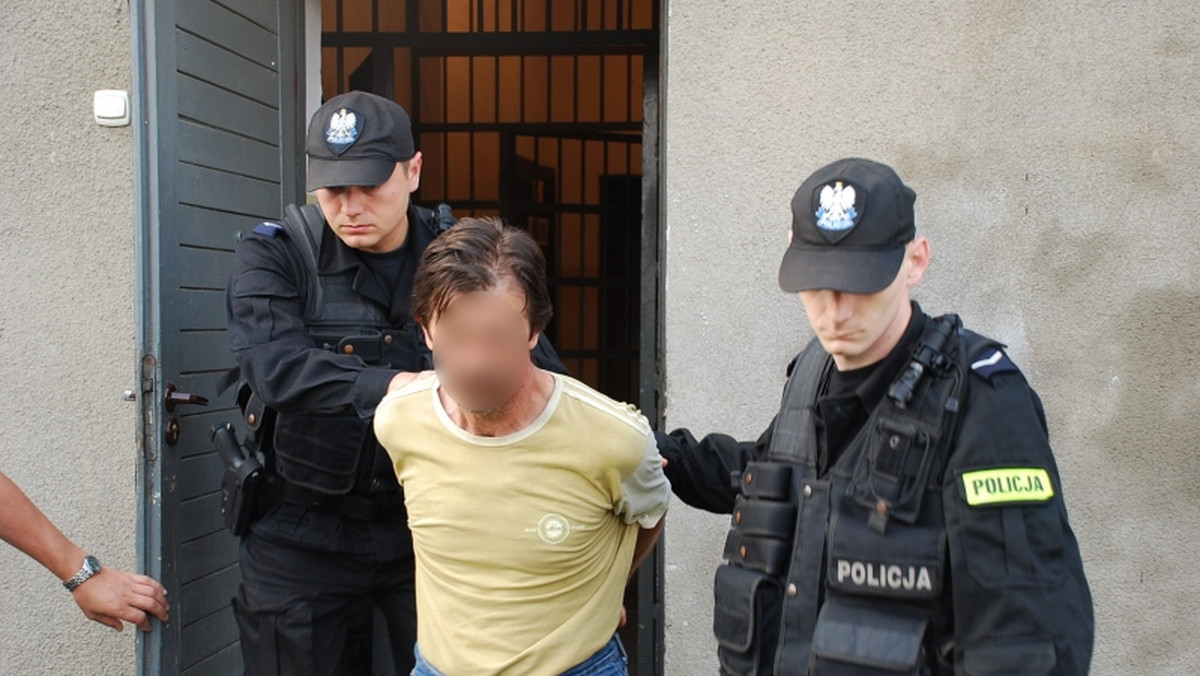 Sąd w Siemiatyczach (podlaskie) aresztował na trzy miesiące 45-letniego mężczyznę, podejrzanego o więzienie i wielokrotne gwałcenie córki, obecnie 21-letniej. W odstępie kilku lat kobieta urodziła dwójkę dzieci - poinformowała policja.