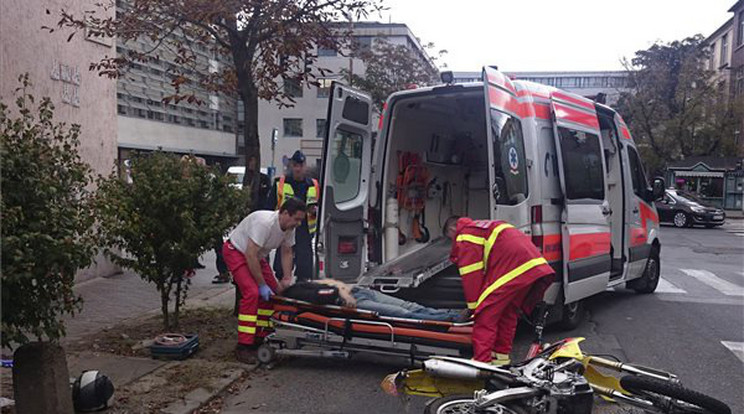 Egy elé kanyarodó autó miatt szenvedett súlyos balesetet. Koponyasérüléssel vitték kórházba/ Fotó: Virág Márton 