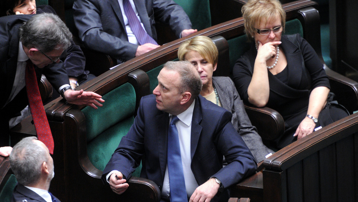 Grzegorz Schetyna uważa, że język jaki zapanował w polityce w ostatnich dniach jest "językiem wojennym". - Padają słowa o zamordowaniu Lecha Kaczyńskiego. To słowa haniebne, nie ma na nie zgody. Powinny się tym zająć odpowiednie służby. Prokuratura powinna stawiać zarzuty, bo to jest łamanie prawa - tak o zaostrzeniu języka smoleńskiego ze strony PiS mówił w Radiu ZET.