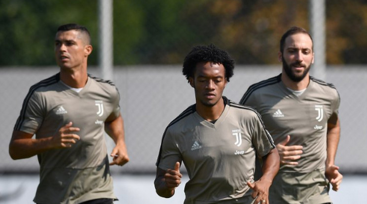 Ronaldo (balra) és Higuaín (jobbra) csak
pár napot edzett együtt a Juventusnál