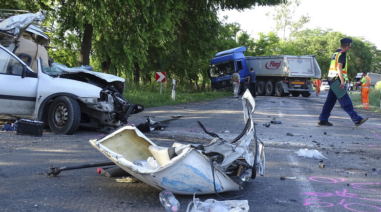 Brutális autóbaleset történt az 51-es főúton. A tűzoltók a keresztbe fordult teherautó elmozdításához egy tűzoltó daru érkezését várják / Fotó: MTI - Donka Ferenc