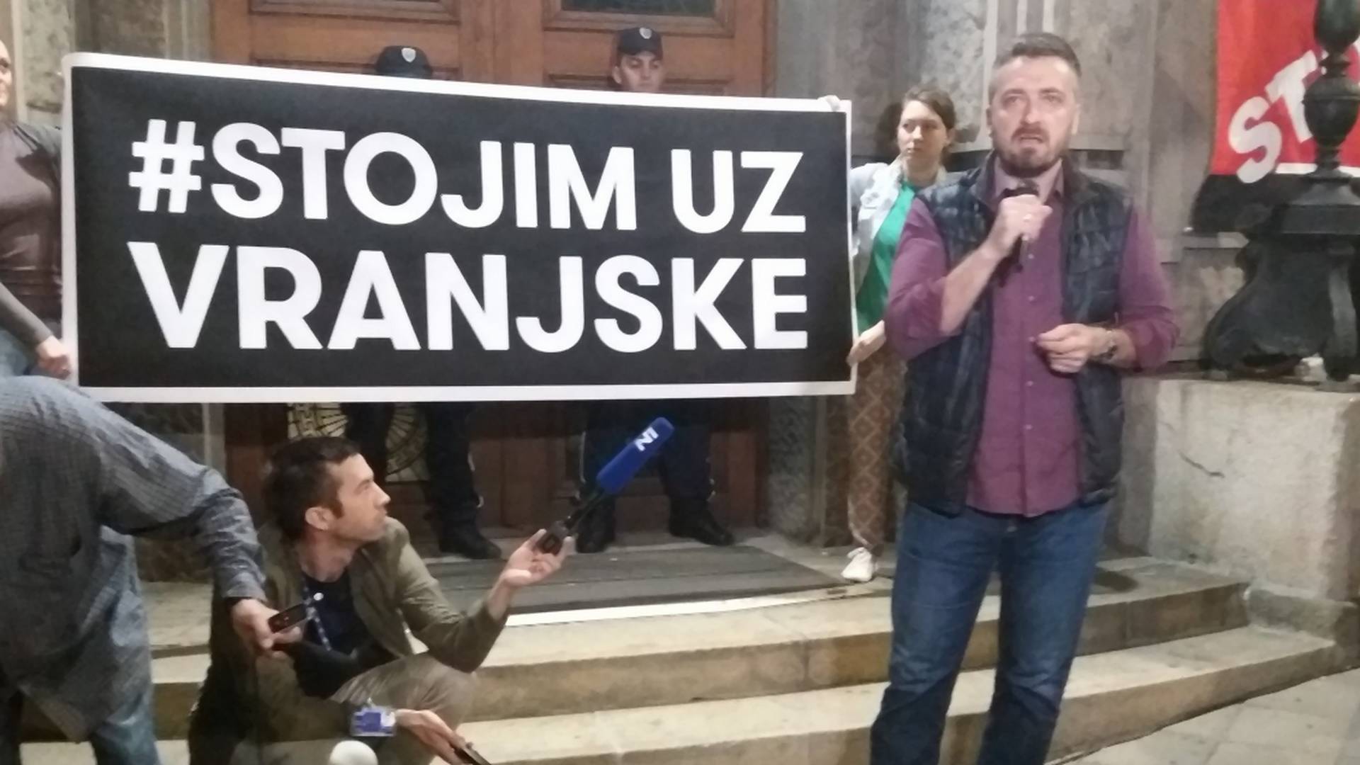 STOJIM UZ VRANJSKE: Skup podrške Vukašinu Obradoviću ispred Vlade Srbije