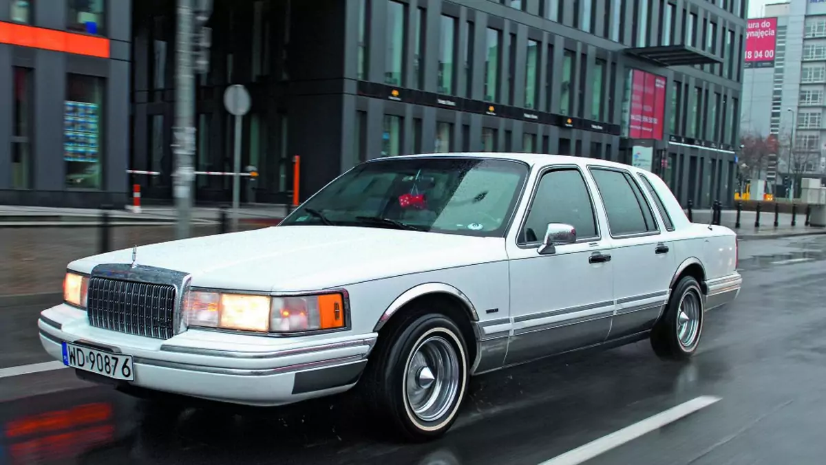 Lincoln Town Car - kanapa na kołach