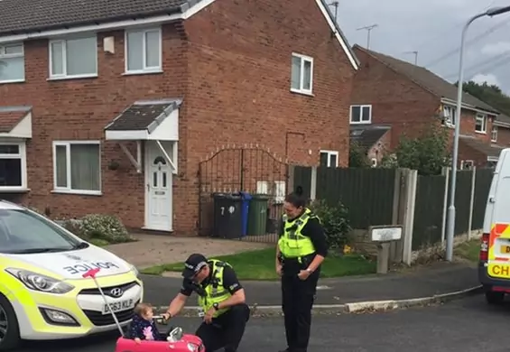 Policja sprawdza alkomatem dwulatkę kierującą różowym samochodzikiem. Spokojnie, to Wielka  Brytania
