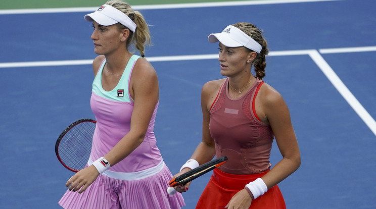 Babos Tímea (balra) és a francia Kristina Mladenovic a cseh Lucie Hradecka, orosz Jekatyerina Makarova páros elleni párharc közben /Fotó: MTI/APJohn Minchillo